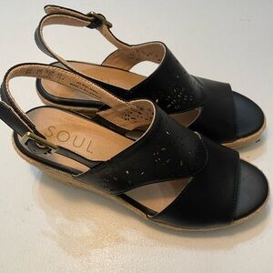 SOUL Naturalizer Black and Tan Sandals Size 9W SB-BG (Nov)